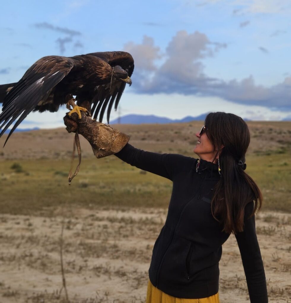 Нашата създателка, Адриана, държи обучен орел по време на демонстрация на традиционен лов с орли в Киргизстан