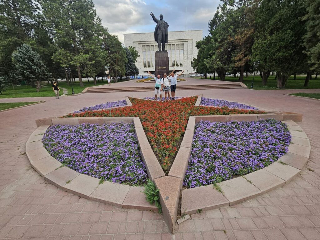 Площад Ала-Тоо в Бишкек с паметник на Ленин и цветна композиция по време на градска обиколка в Киргизката столица
