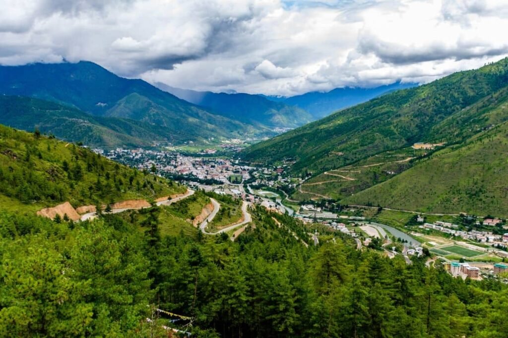 Зелените горски площи около столицата на Бутан